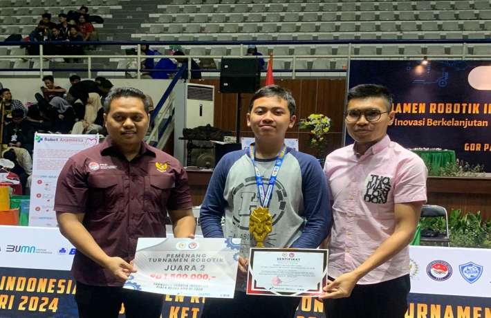 KEREN SISWA SMP NEGERI 1 BANYUWANGI SABET JUARA 2 TURNAMEN ROBOTIK PIALA MPR RI 2024